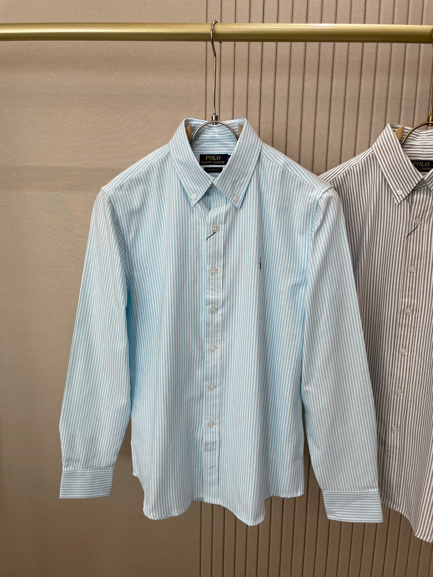 P220 🌸🌸🌸 POLO Ralph Lauren [High Quality] Classic shirt! The classic casual shirt made of pure cotton Oxford cloth has a unique design. It has a simple, clean and classic silhouette design. It is a versatile style that can be switched at will. The fabric feels soft and delicate, highly breathable, and is close to the skin and comfortable to wear. It can be worn alone as an inner layer. Its versatile performance is beyond your imagination! The upper body of the ready-to-wear is simple and classic yet elegant! Size:M-XXL